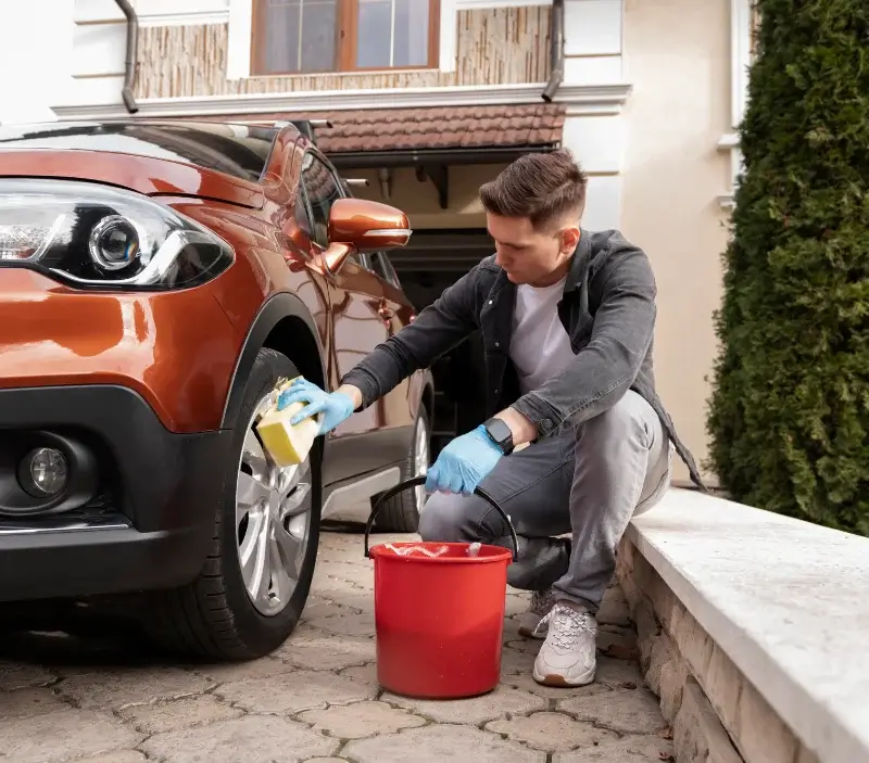 Lavage auto à domicile Ceyzériat : professionnel intervenant sur un véhicule